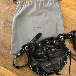 BALENCIAGA CAGOLE BUCKET BAG